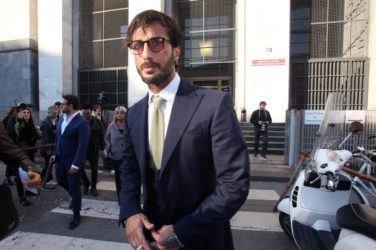 Fabrizio Corona esce dall'aula di tribunale