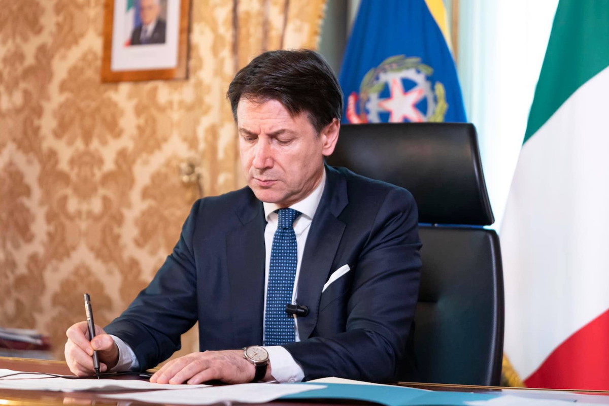 Giuseppe Conte firma Dpcm