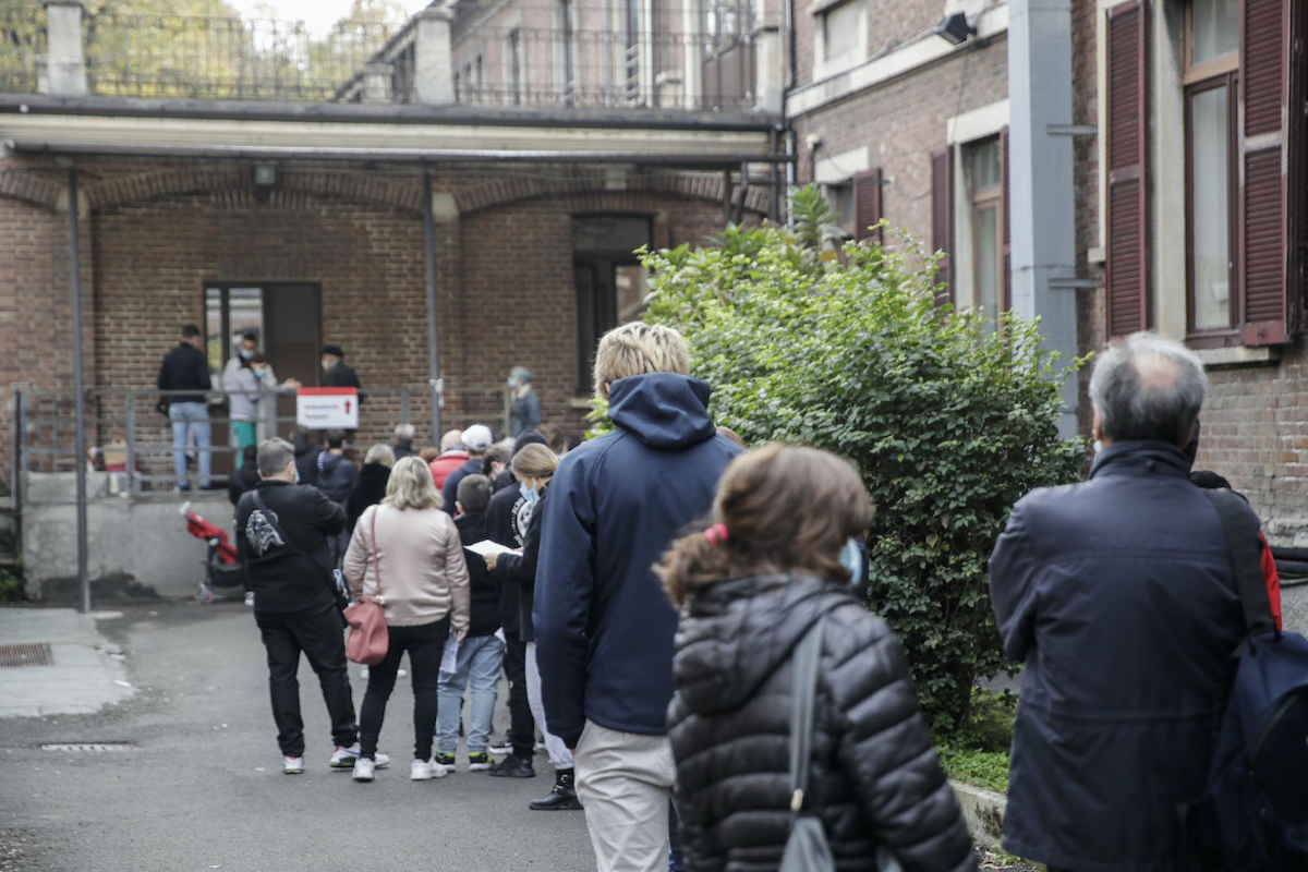 Persone fanno la fila in Lombardia