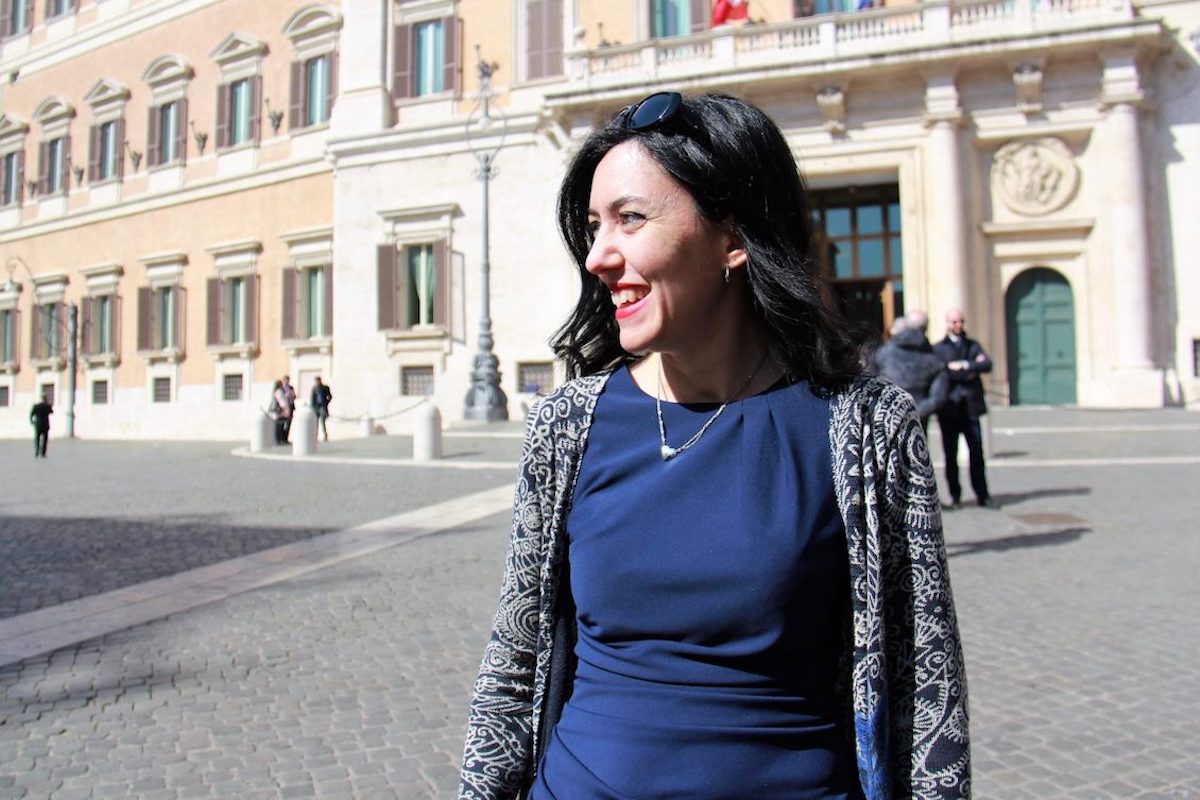 Lucia Azzolina esce da Montecitorio