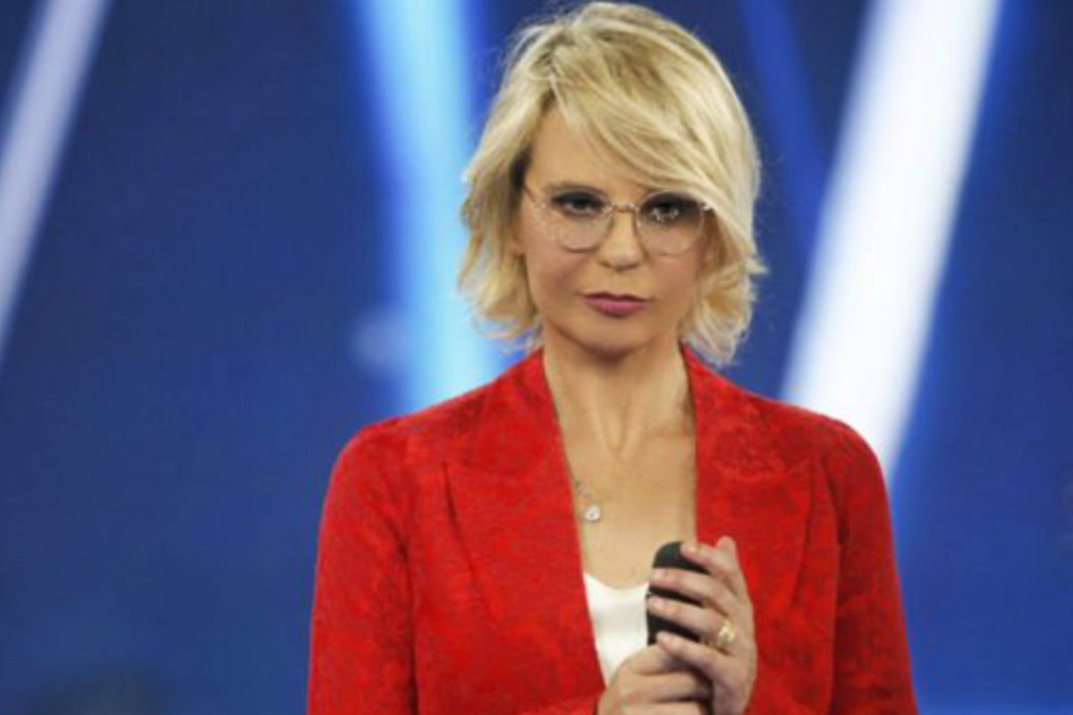 Maria De Filippi con il microfono