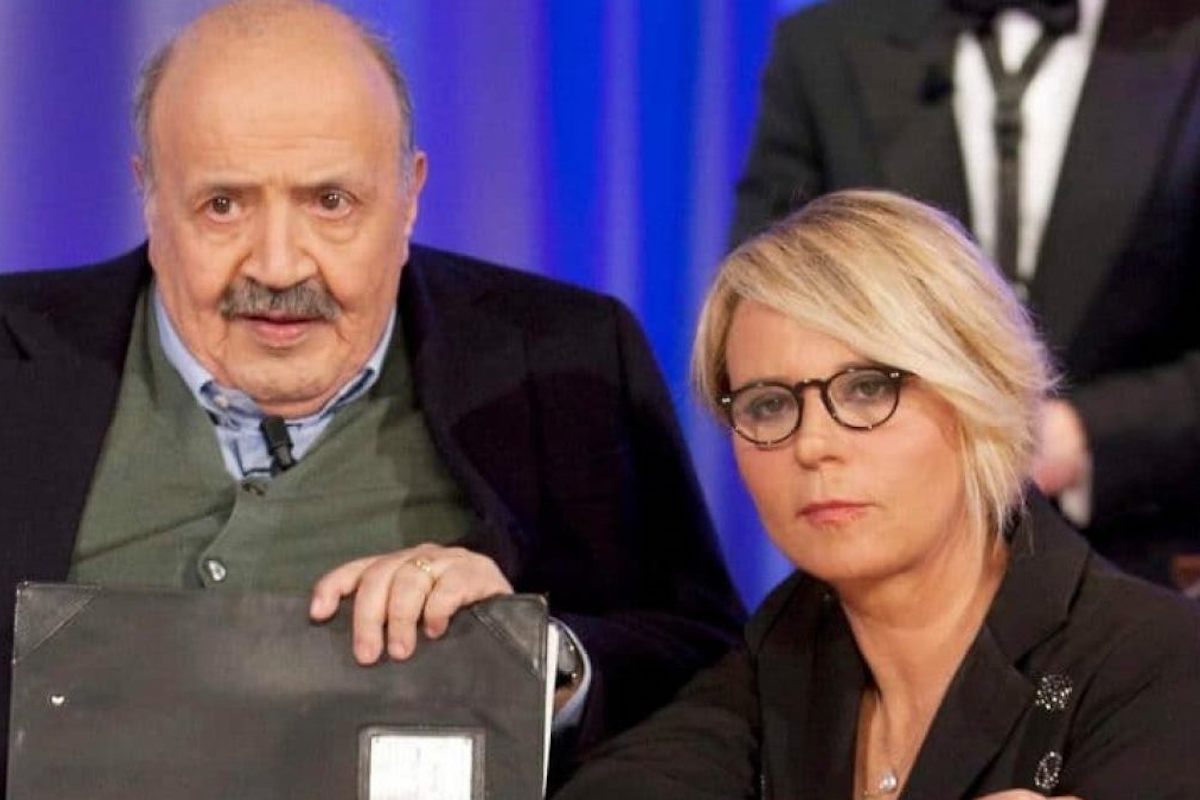 Maurizio Costanzo e Maria De Filippi davanti allo schermo