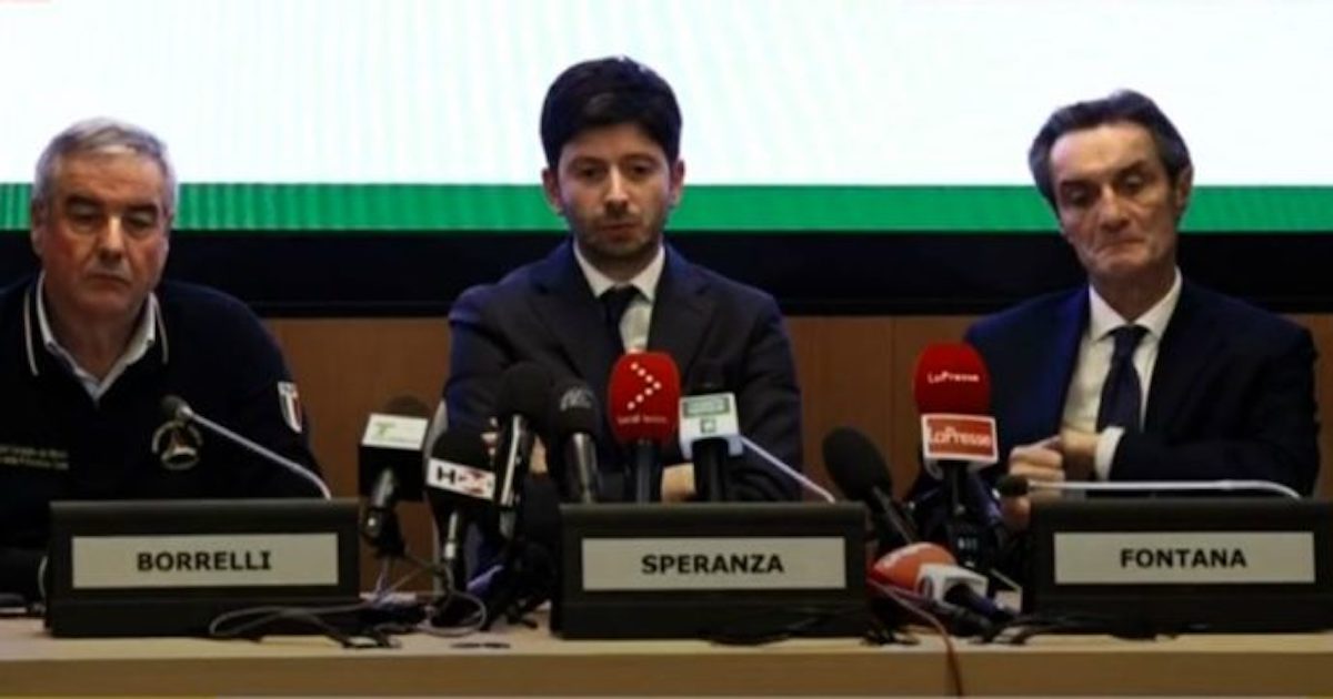 Lombardia, chiesto coprifuoco alla 23 e chiusura dei centri commerciali