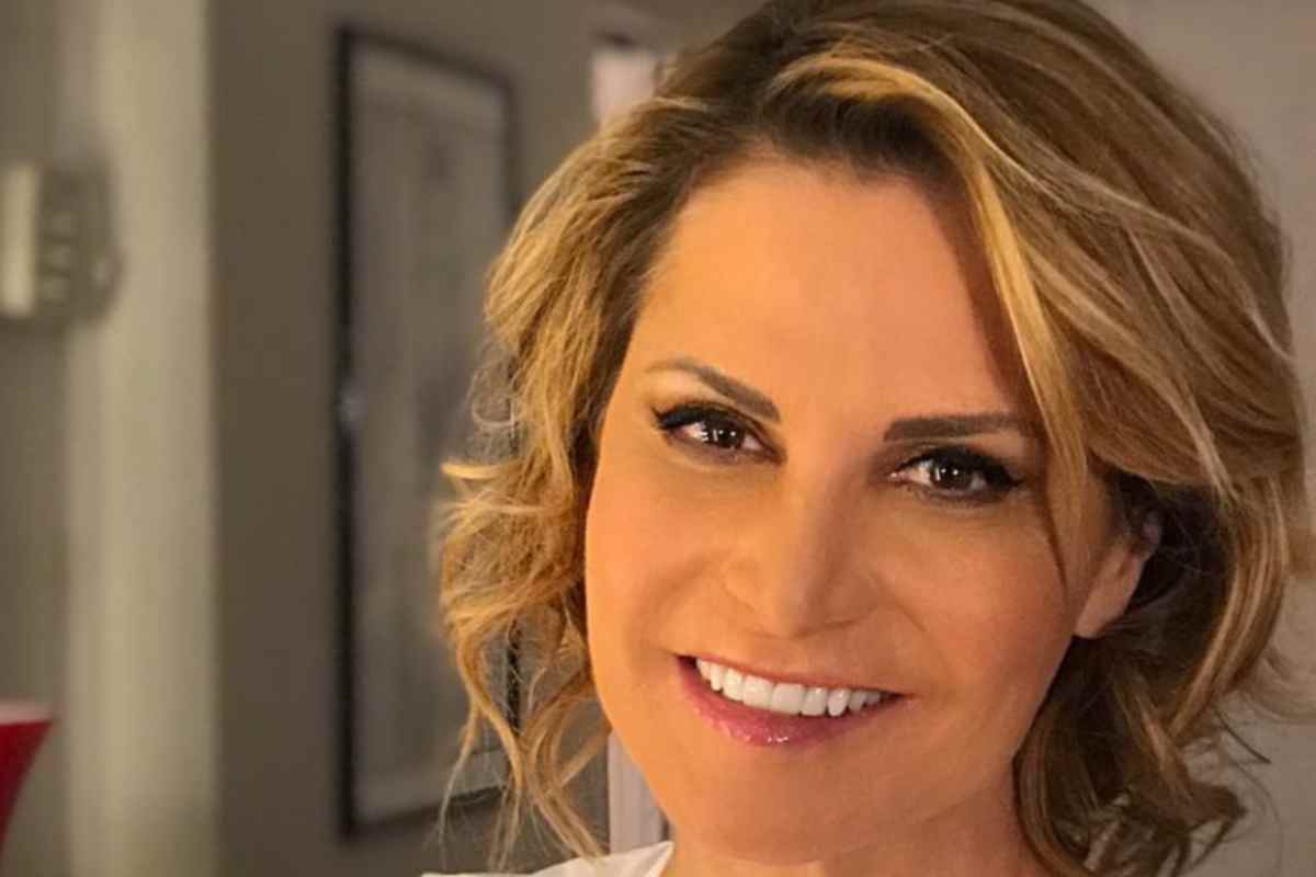 Simona Ventura cambia nuovamente il suo look: com’è ora