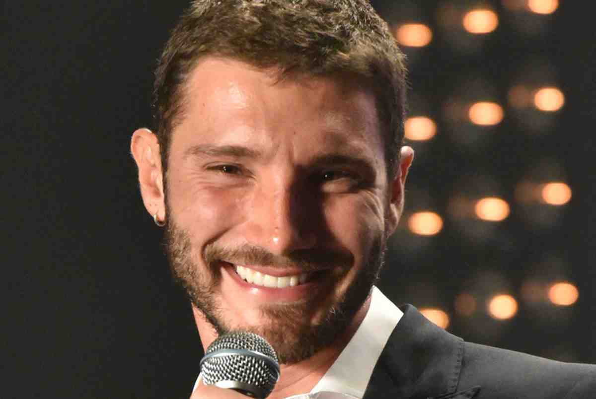 Stefano De Martino sorridente con il microfono