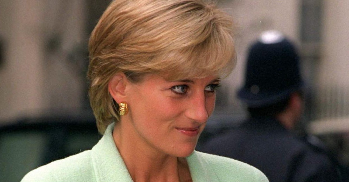 Lady Diana, l’abito di taffetà nero con cui iniziò a rompere il rigido protocollo reale