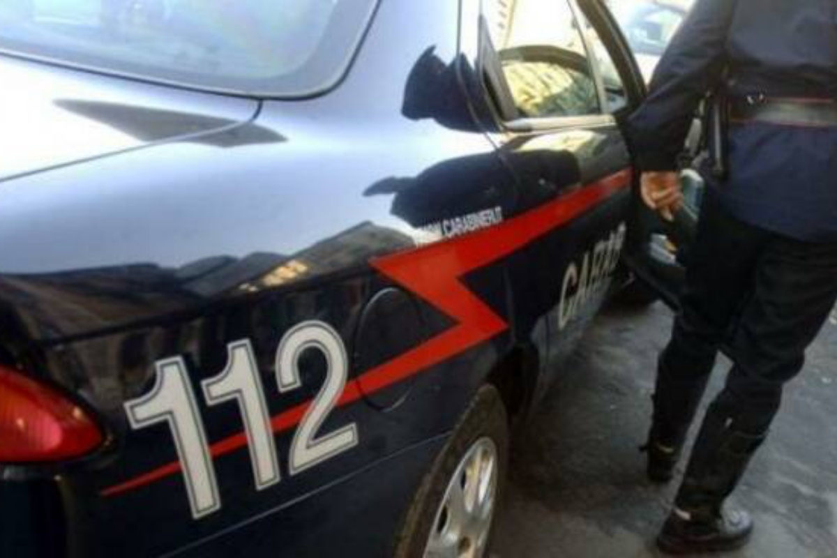 Genitori lasciano bimba di 2 anni in auto, per andare a fare shopping