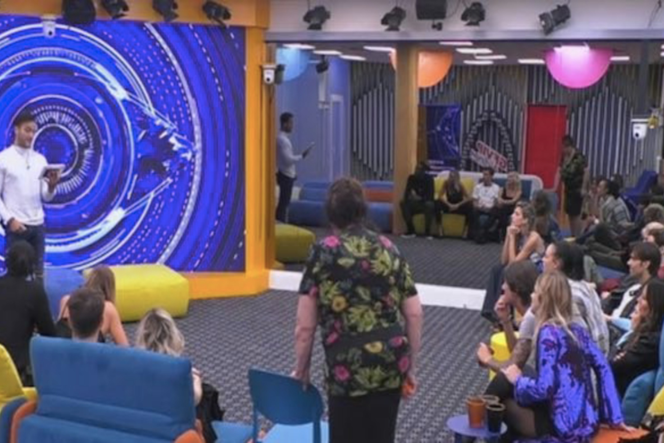 Nuovo comunicato al GfVip: “Chi ha figli piccoli potrà sentirli al telefono”