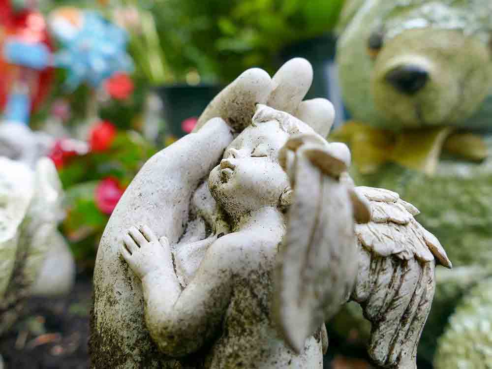 Condove, peluche rubati sulla tomba della bimba di 2 anni