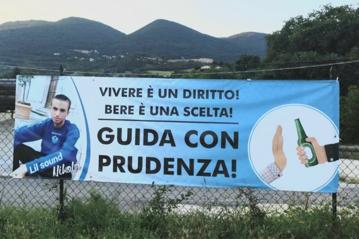 Mamma ha tappezzato la città con le foto del figlio morto: il suo messaggio
