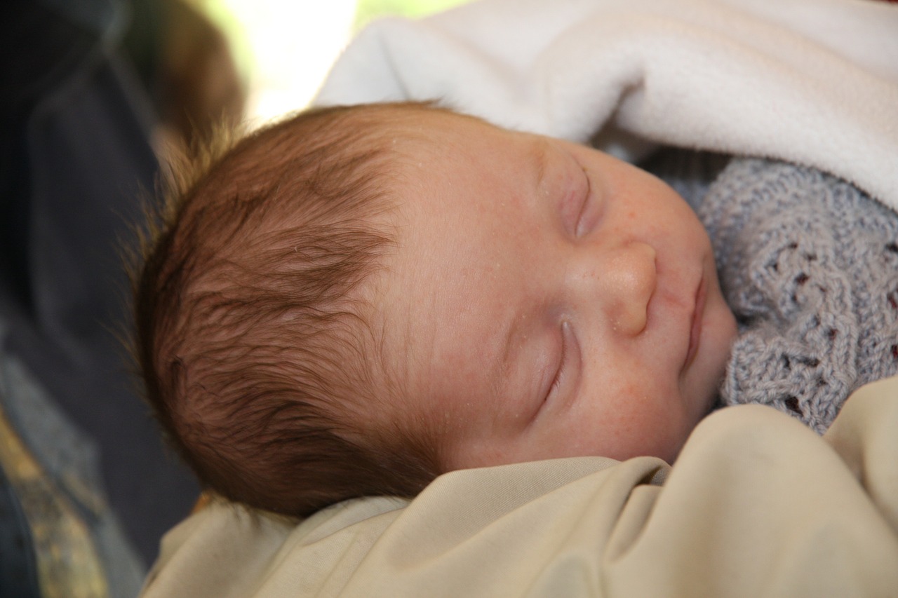 Il bambino piccolo con la mamma