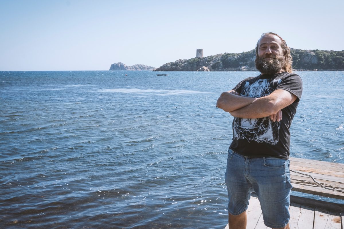 Alessio Madeddu in una località di mare