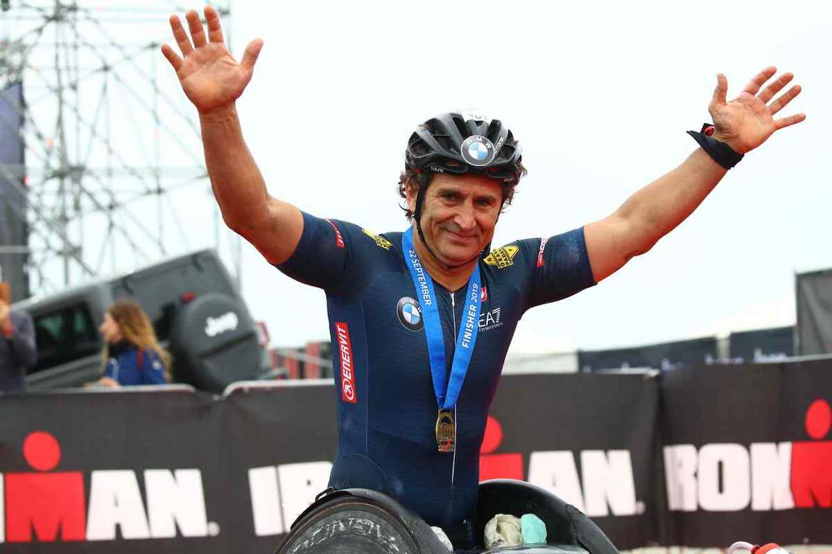 Alex Zanardi festeggia