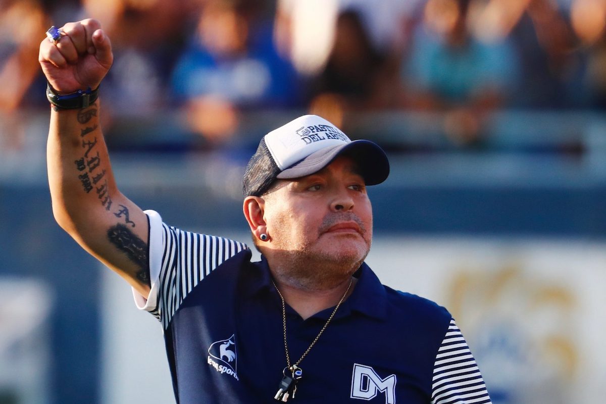 Diego Maradona solleva il braccio