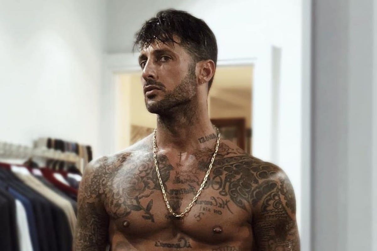 Fabrizio Corona a petto nudo