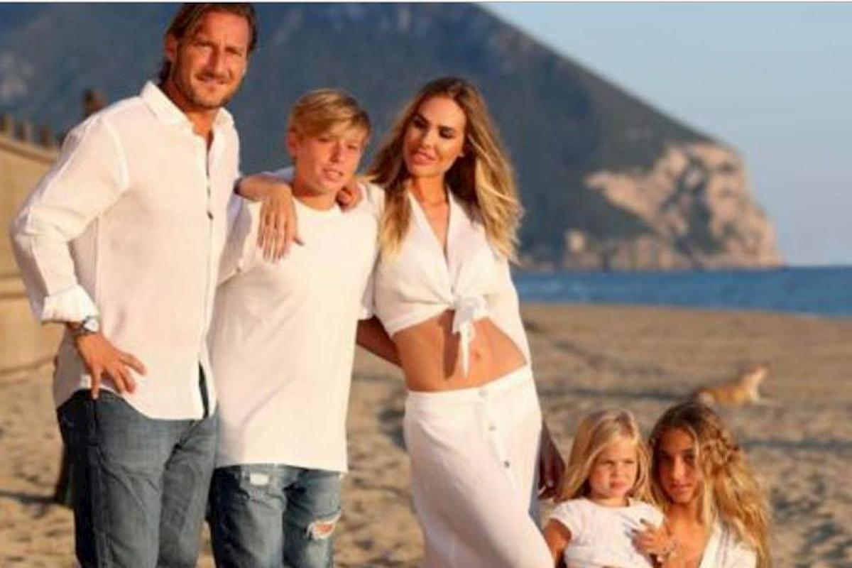 Famiglia Totti in spiaggia