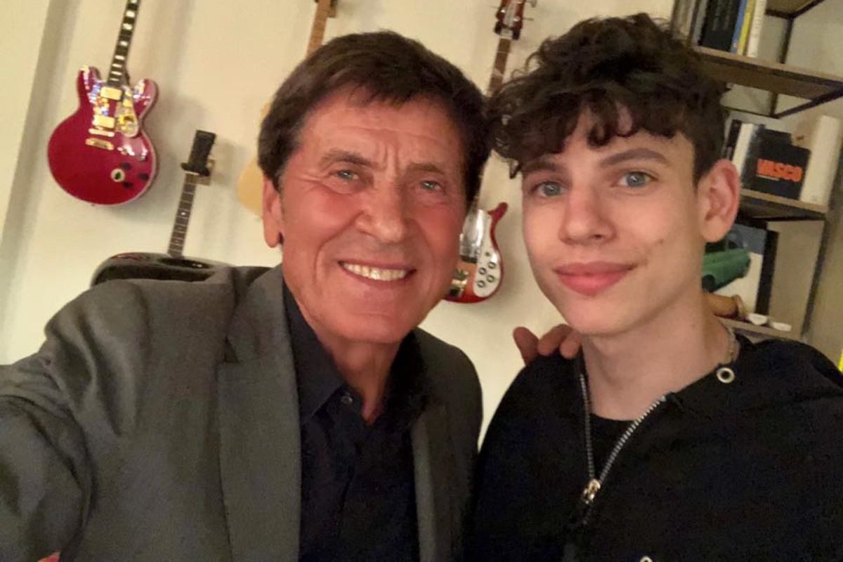 Selfie Gianni Morandi col nipote Giovanni