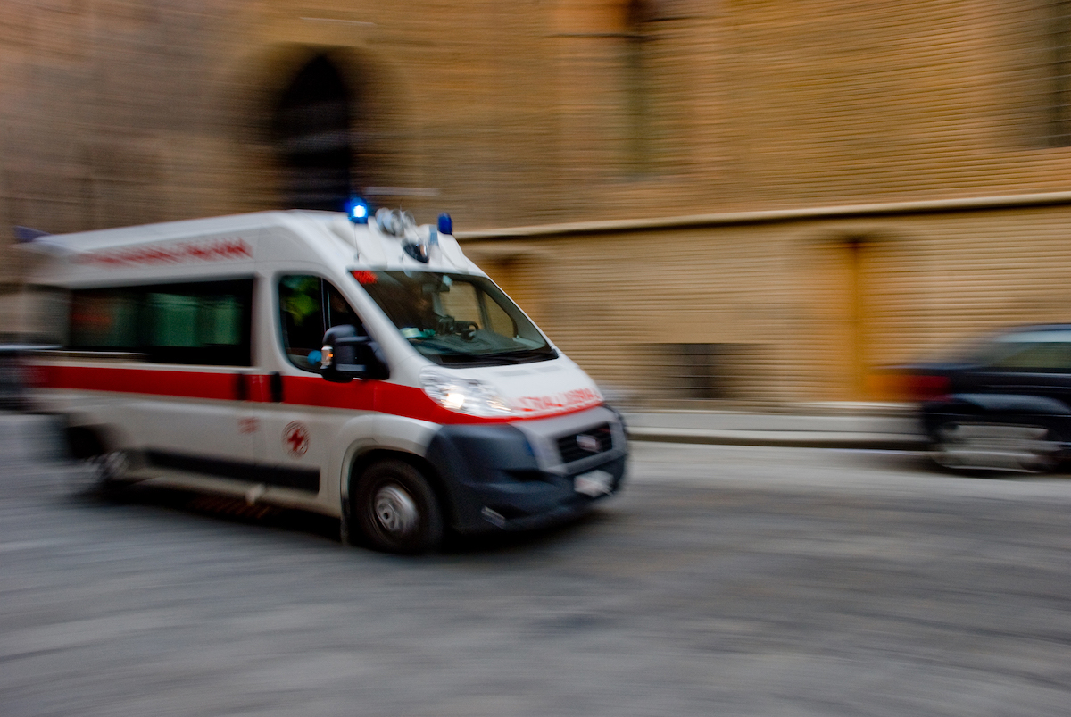 Incidente stradale, tragedia a Pescara: schianto contro un furgone, muore ragazzo di 22 anni
