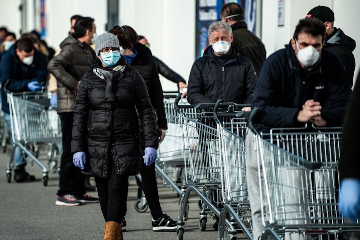 Lockdown, scoppia il panico: tornano le file davanti a negozi e supermercati. L’appello di Coldiretti