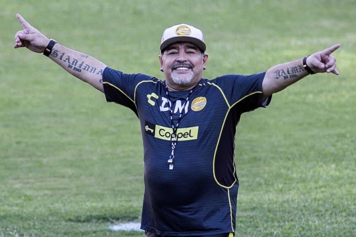 Maradona che sorride sul rettangolo da gioco