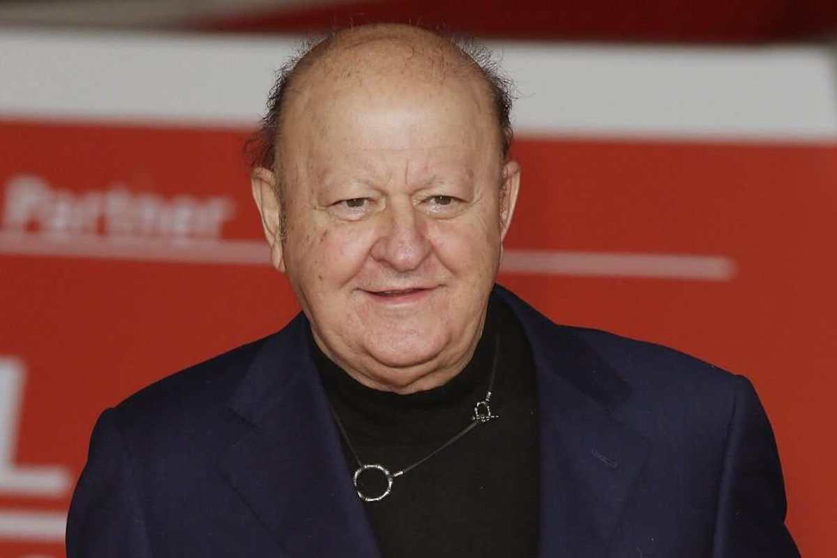 Massimo Boldi manda una richiesta di aiuto: folgorato da una giovane