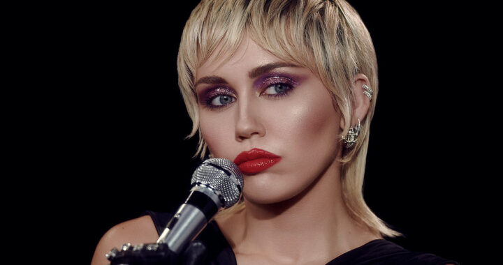 Miley Cyrus canta