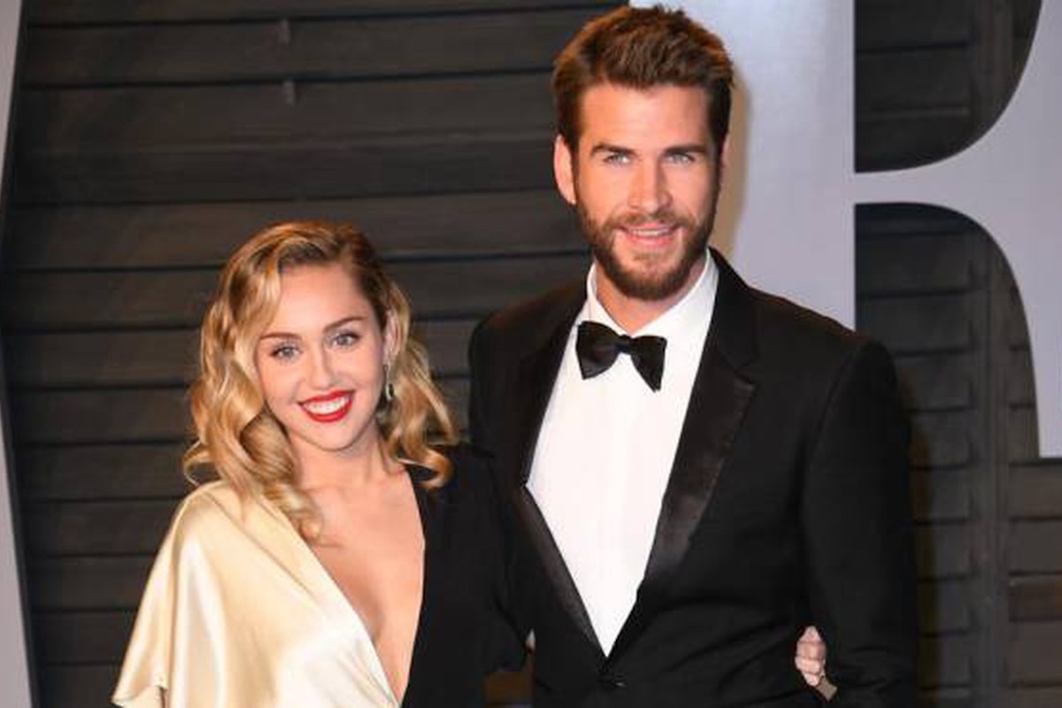 Liam Hemsworth e Miley Cyrus in posa