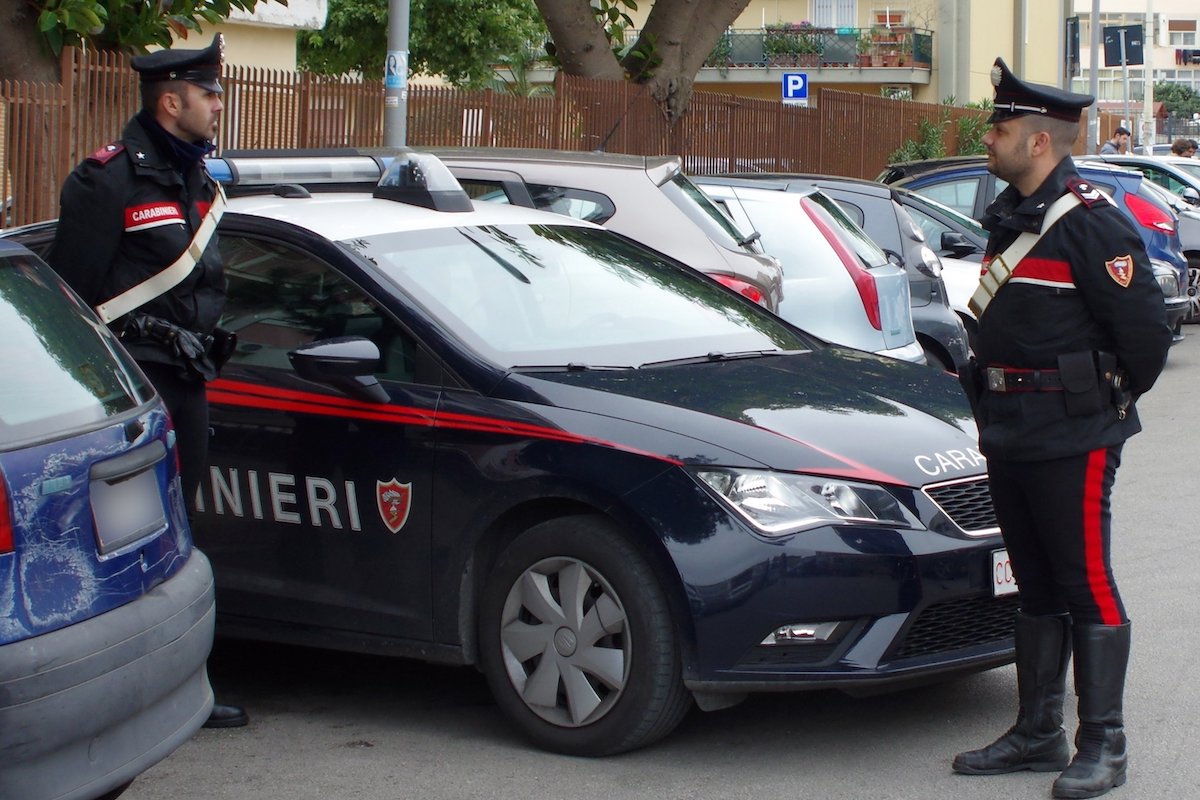 Carabinieri scendono dall'auto