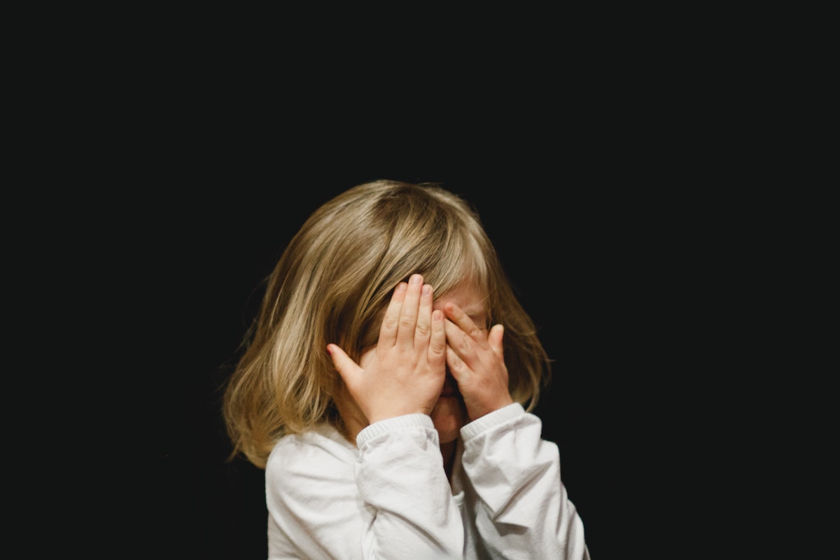 Palermo, bambina di 8 anni aggredita dalla madre con un coltello: la salva la sorella
