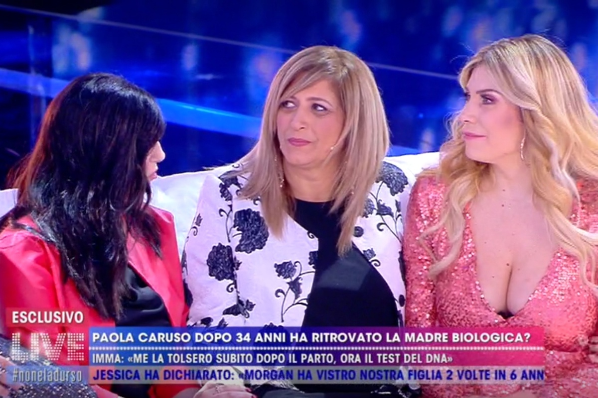 Paola Caruso e la madre biologica a Live Non è la d'Urso