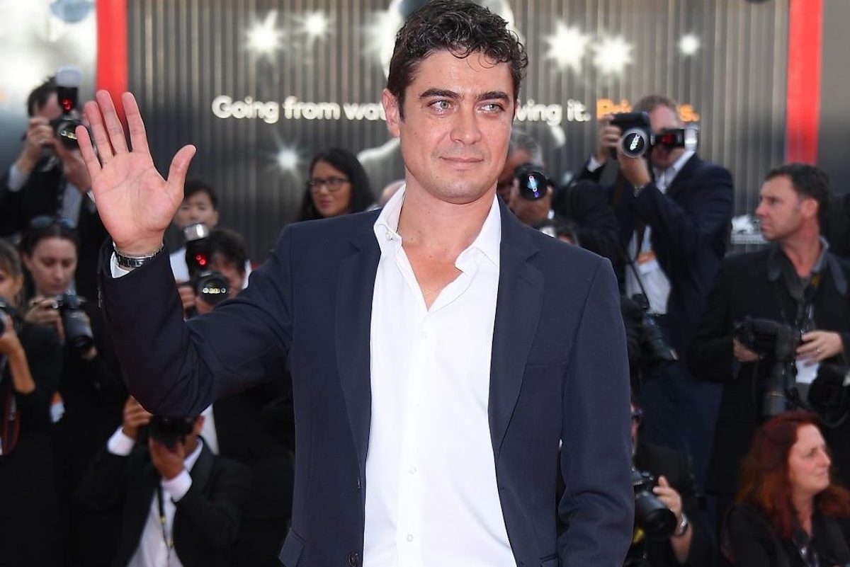 Riccardo Scamarcio sorridente