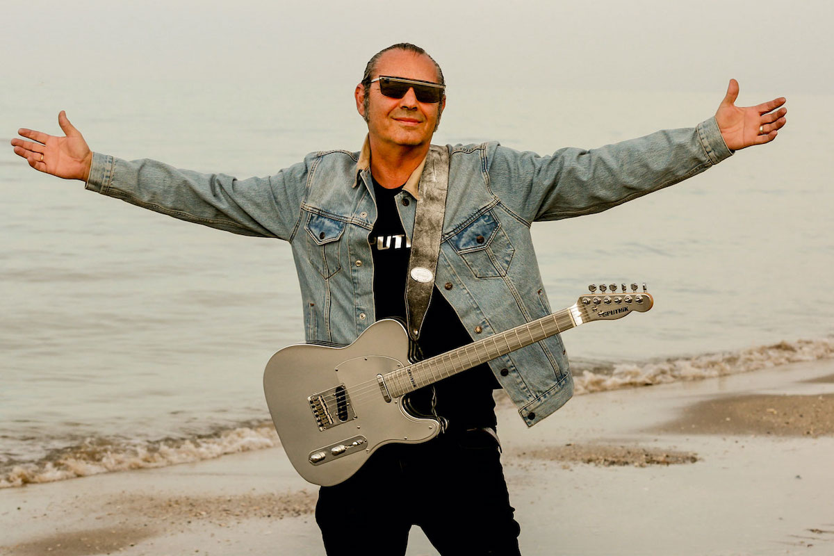 Luca Carboni al mare con la chitarra