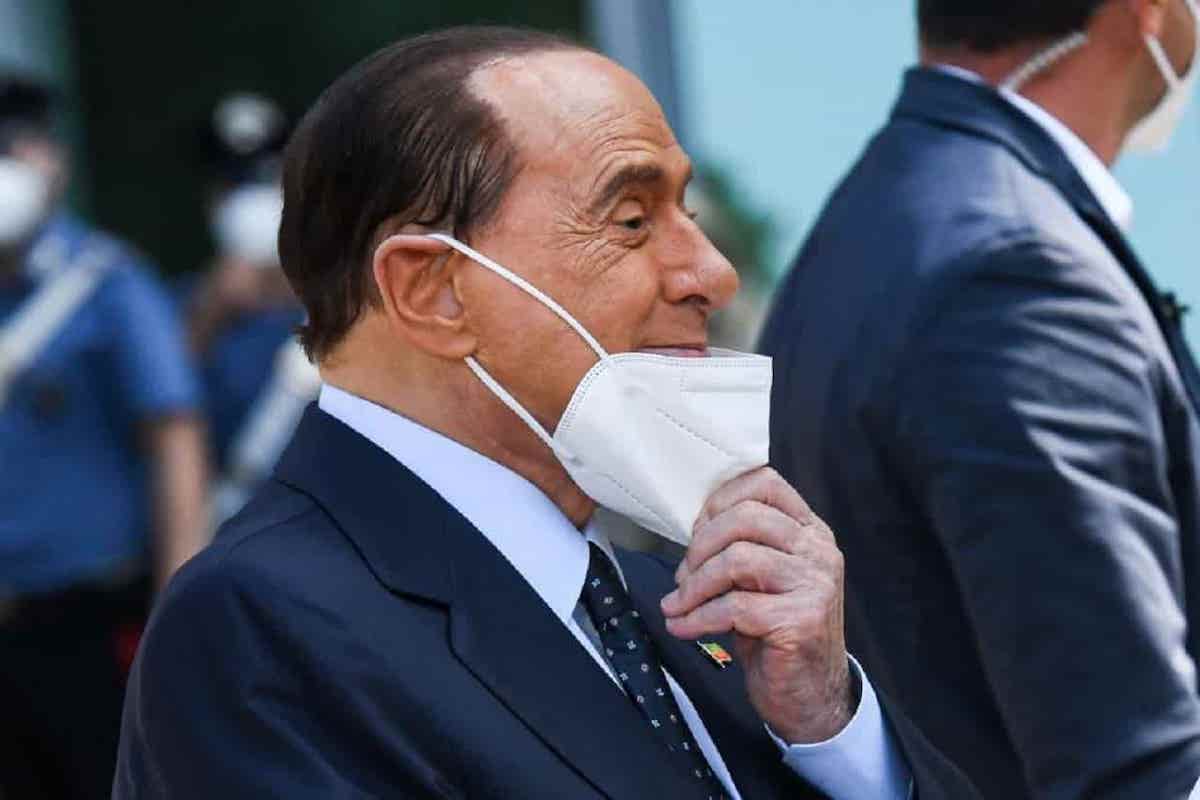 Silvio Berlusconi si leva la mascherina