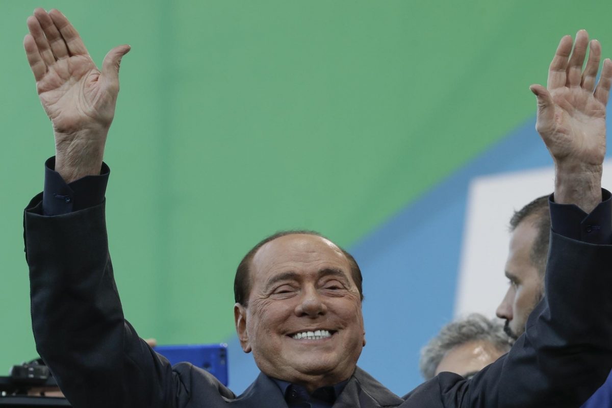 Silvio Berlusconi saluta sorridente