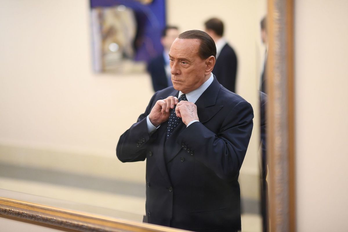 Berlusconi si aggiusta il nodo della cravatta