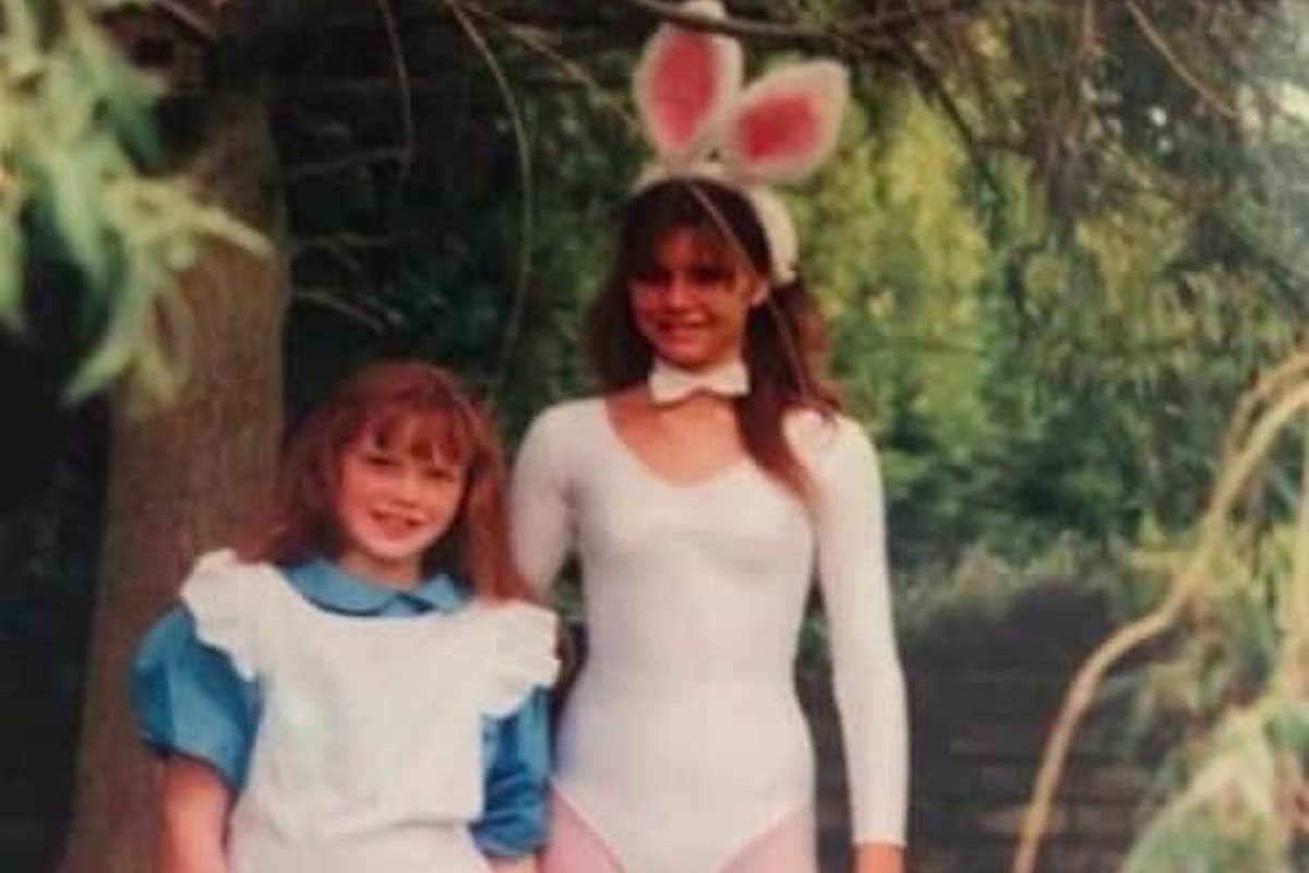 Victoria Beckham vestita da Alice nel paese delle Meraviglie