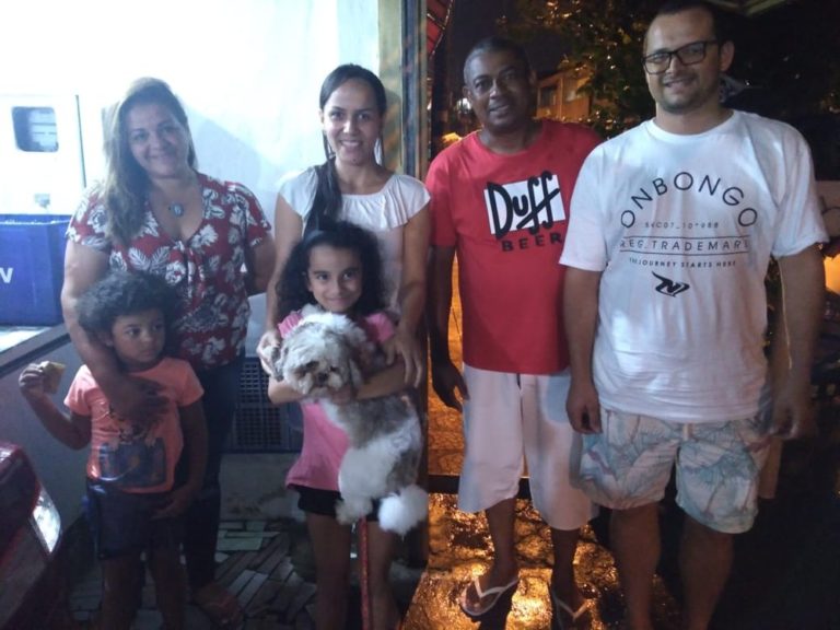 Yasmin Oliveira Araújo Goulart con la famiglia