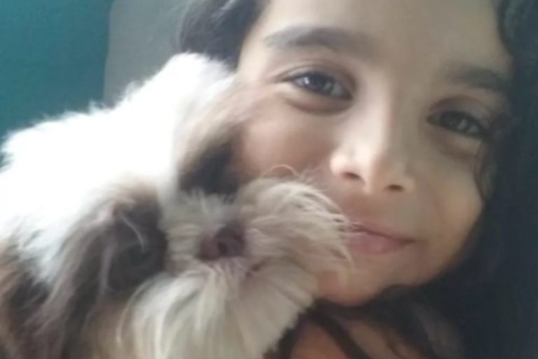 Yasmin Oliveira Araújo Goulart e il cane Thomas