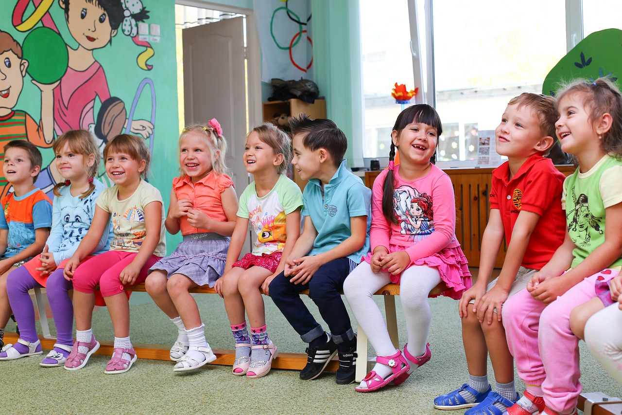 Bambini a scuola insieme