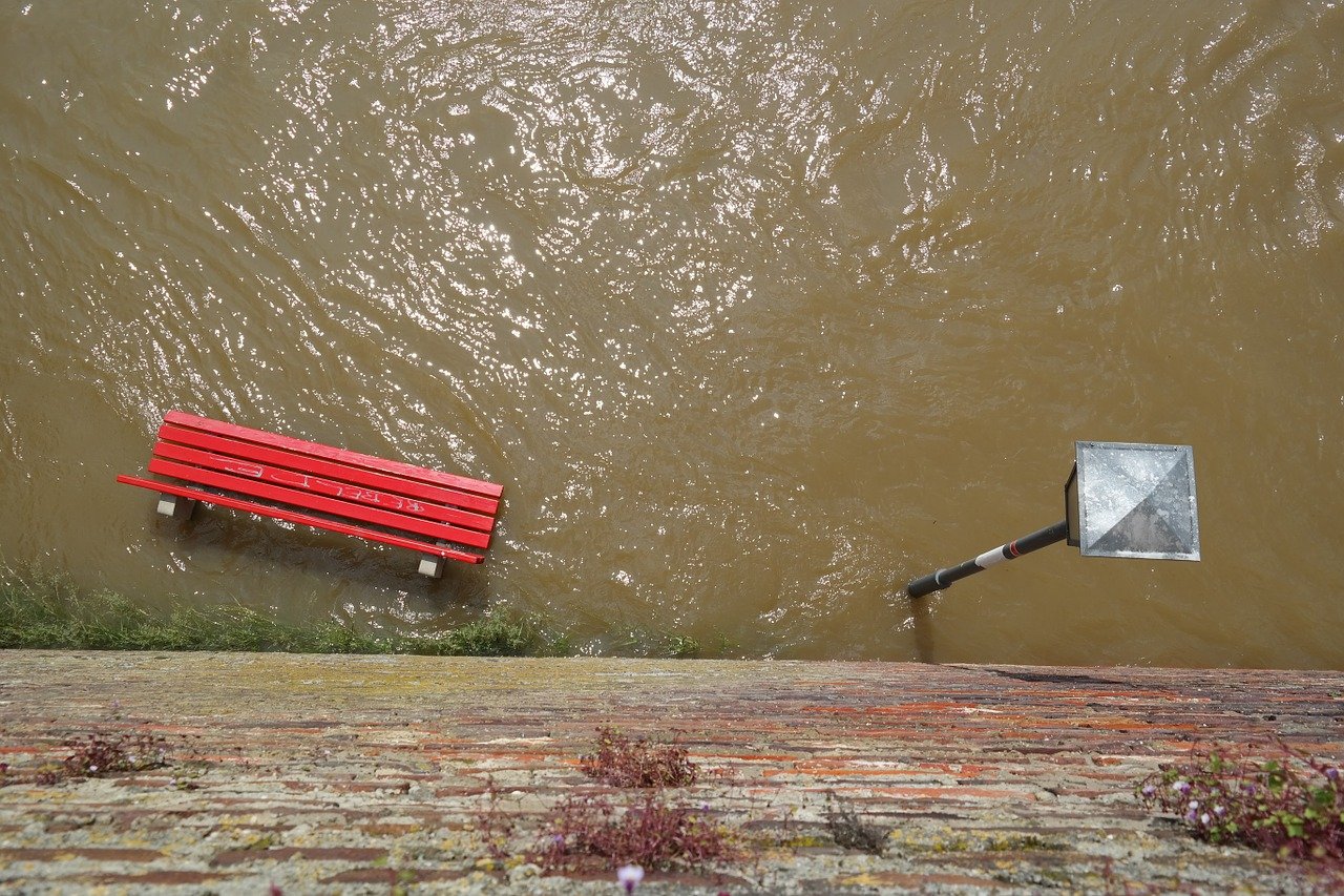 Famiglia salvata dall'alluvione