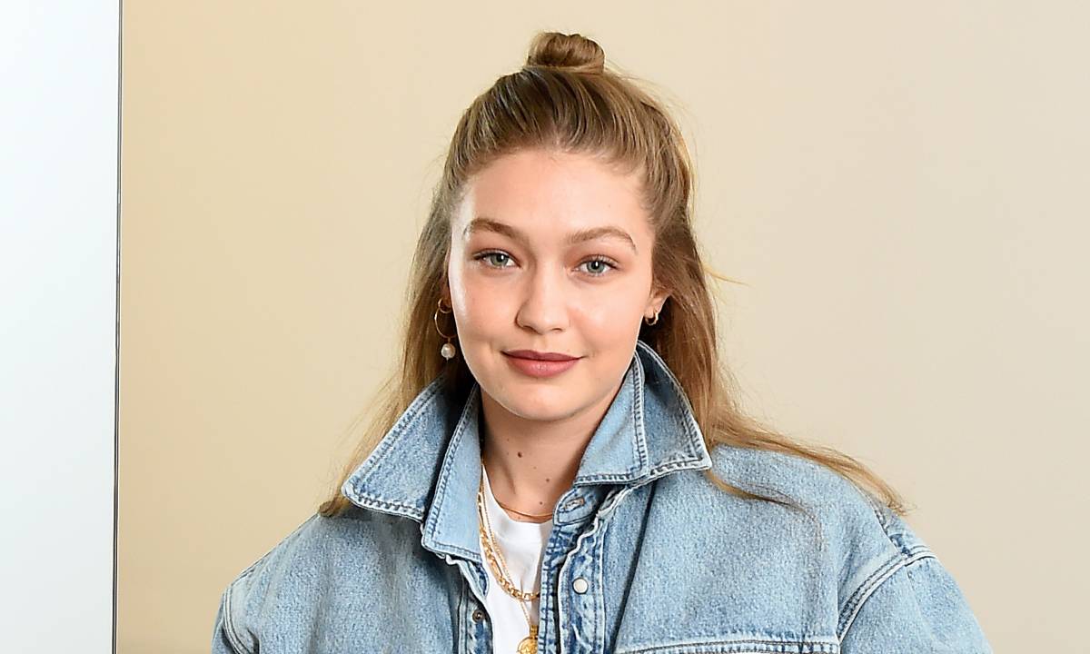 Con il marsupio leopardato, Gigi Hadid con la figlia a passeggio