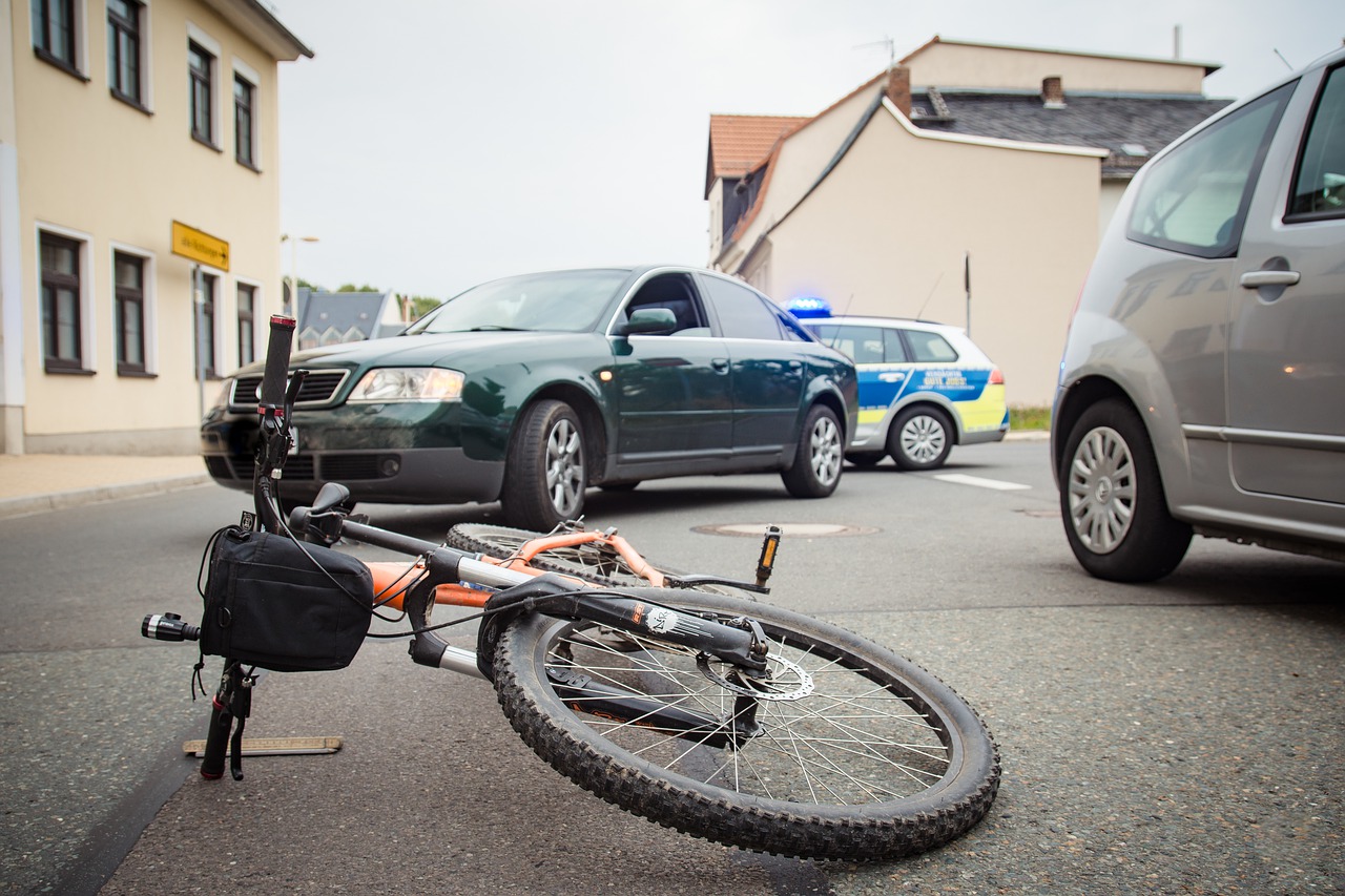 Ragazzo in bici travolto da un camion