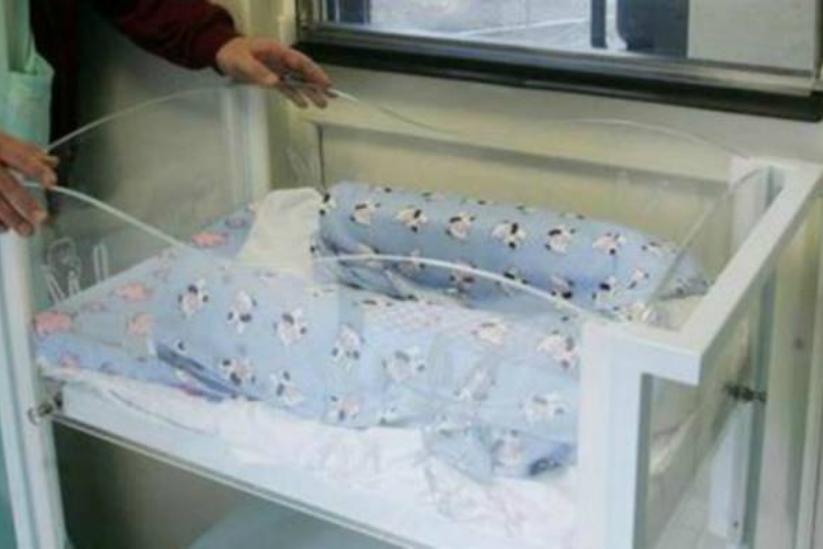 Napoli, neonato morto in clinica: parla il ginecologo della mamma