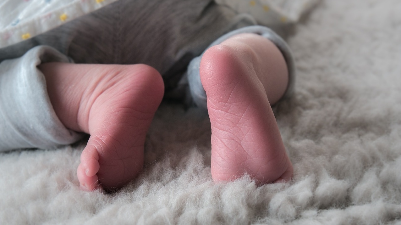 Neonato gettato dalla finestra