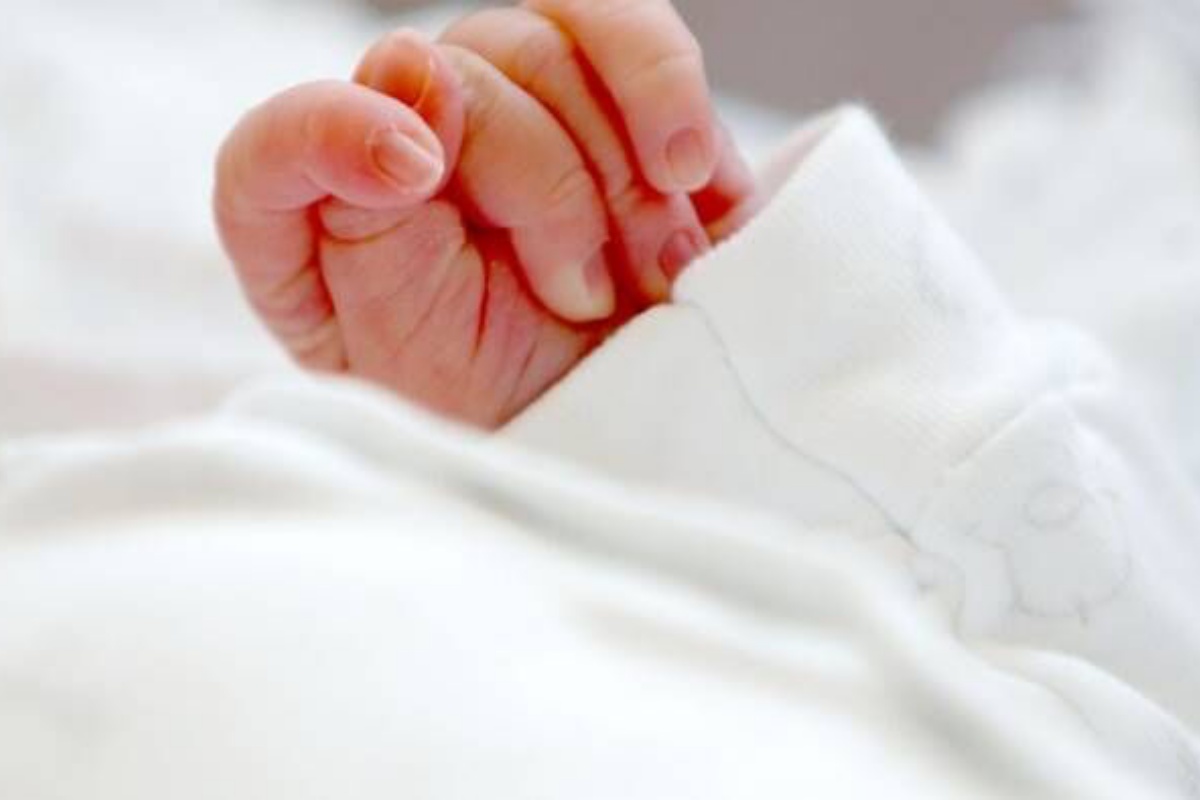 Napoli, neonato morto in clinica: i familiari distruggono il reparto