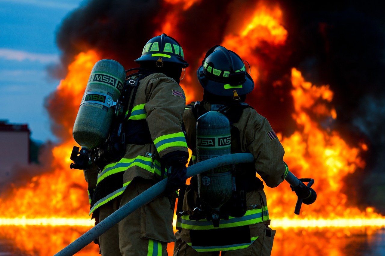 Pisa, incendio in superstrada: chiudete le finestre