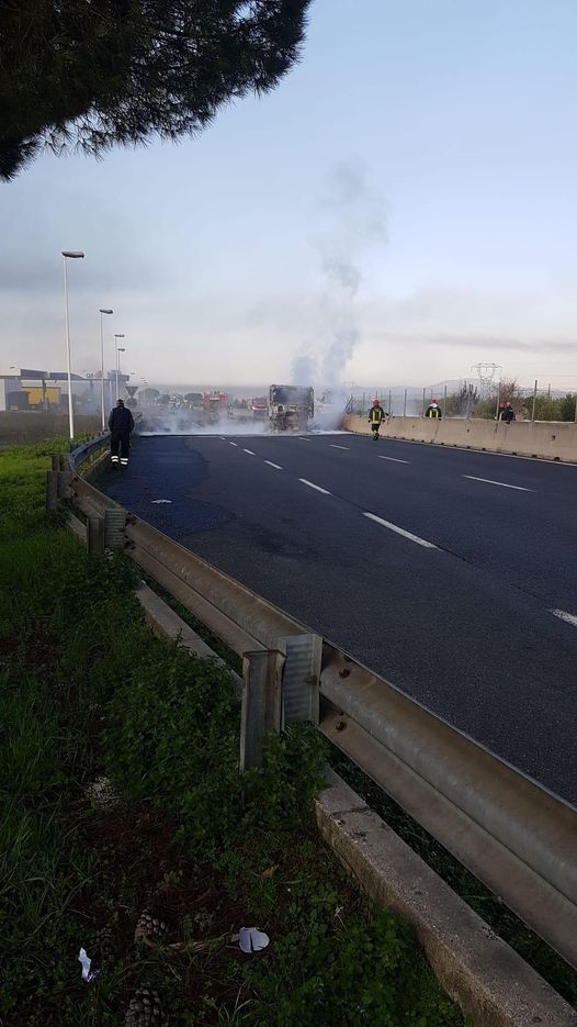 Fiamme sulla superstrada toscana