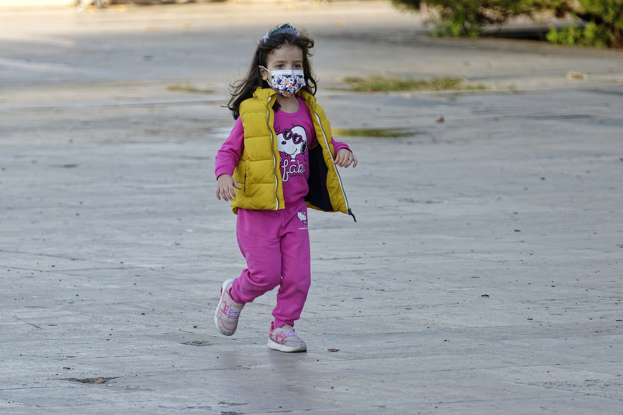 Bambina con il dispositivo di protezione individuale