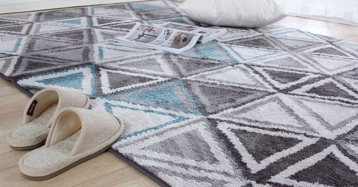 Come pulire i tappeti in fibra sintetica: tutti i trucchi per farli splendere
