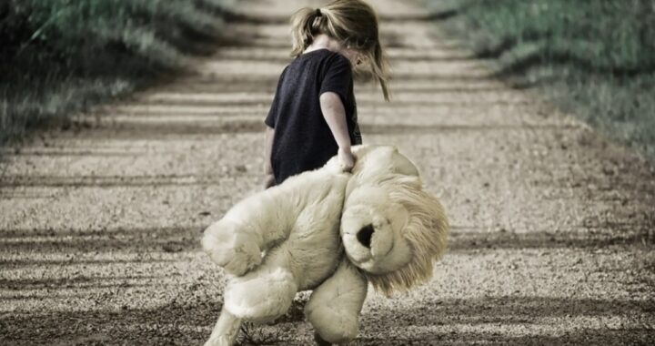 5 bambini e 6 cani abbandonati in una stazione di servizio